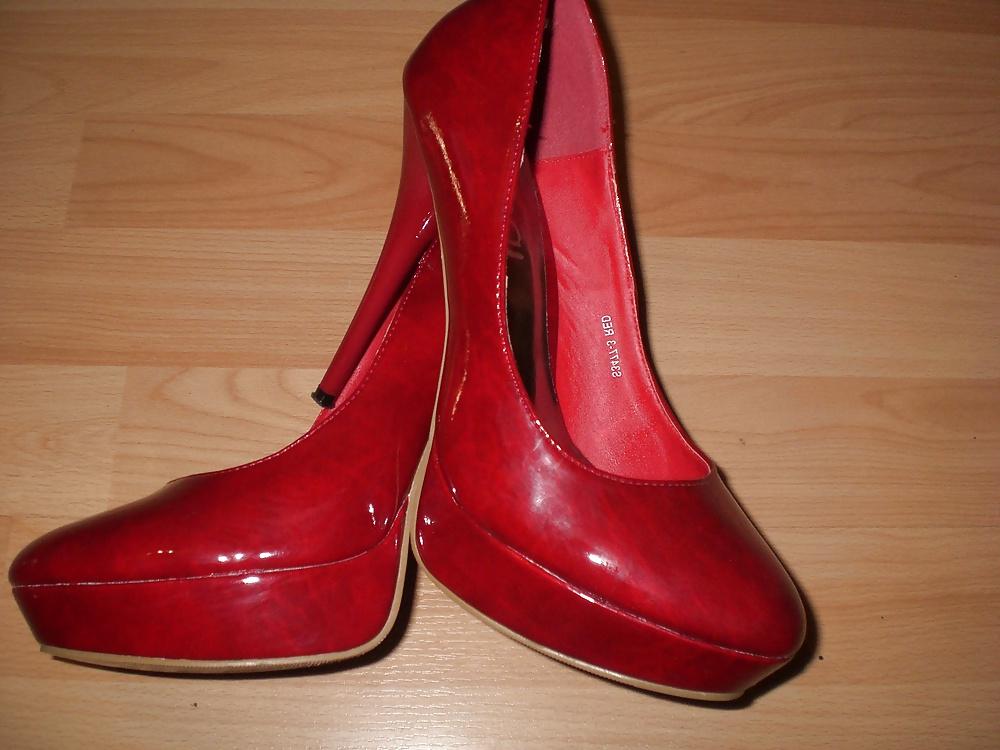 16P Another cumshot into her red High Heels