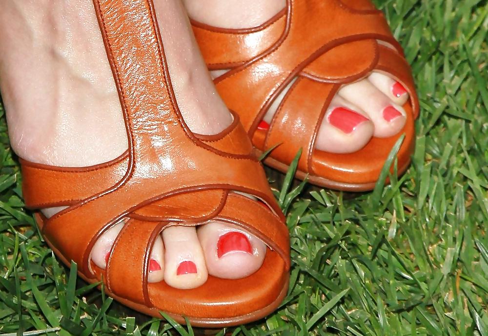 25P Sarah shahi feet (estefania)