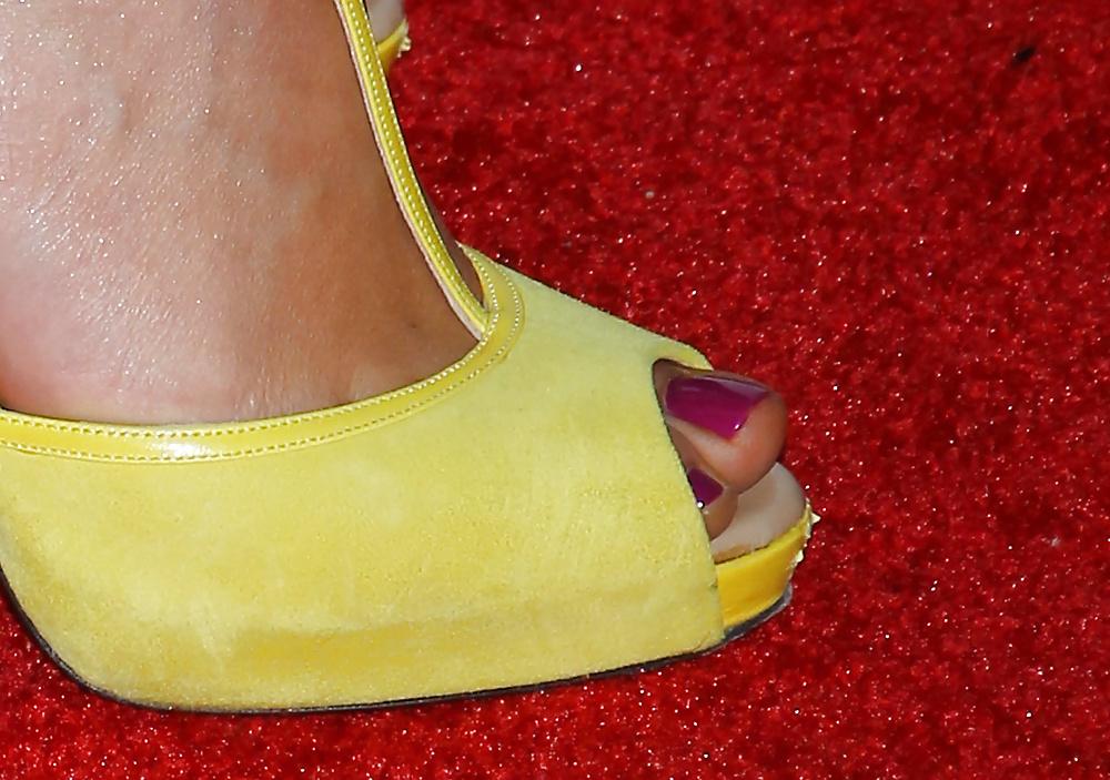 25P Sarah shahi feet (estefania)