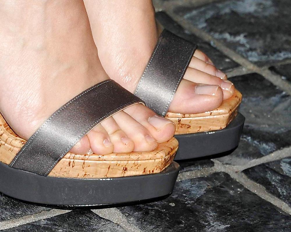 25P Sarah shahi feet (estefania)
