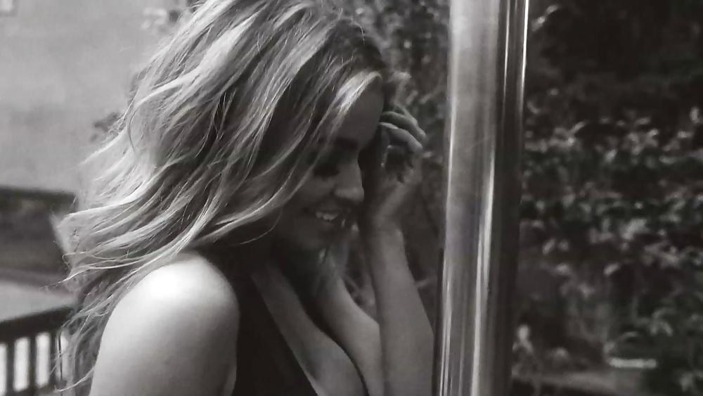 14P Carmen Electra pole dancing