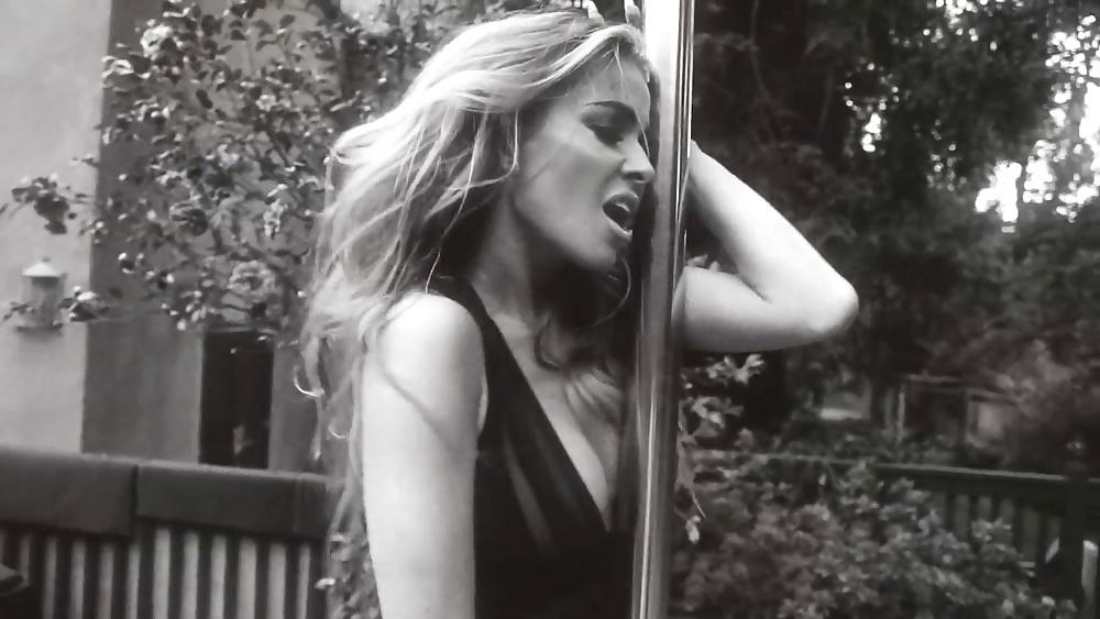 14P Carmen Electra pole dancing
