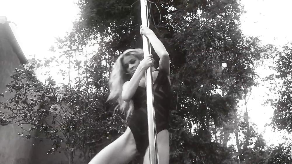 14P Carmen Electra pole dancing