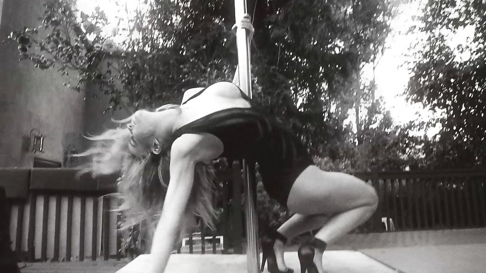14P Carmen Electra pole dancing