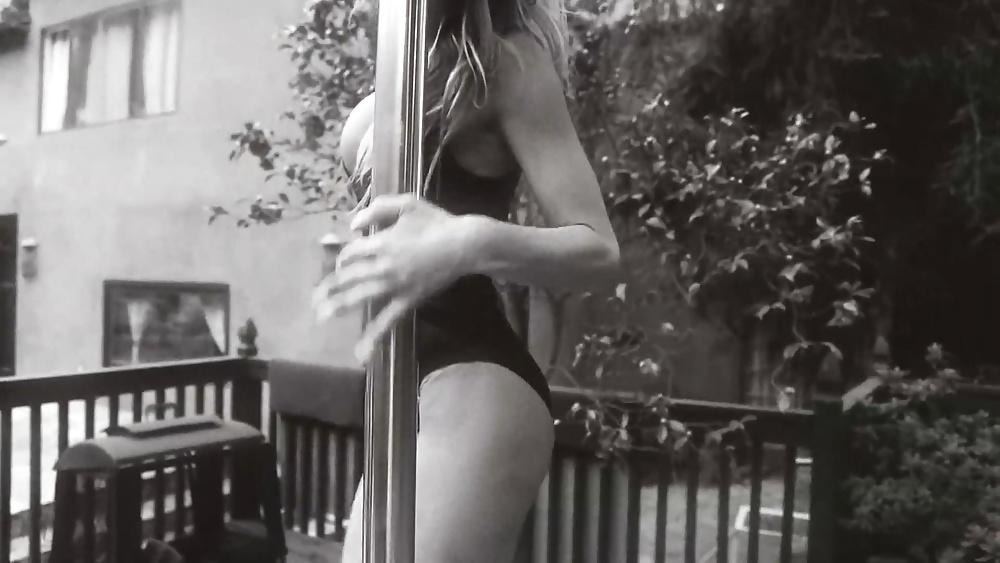 14P Carmen Electra pole dancing