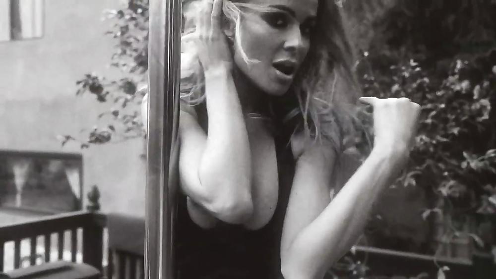 14P Carmen Electra pole dancing