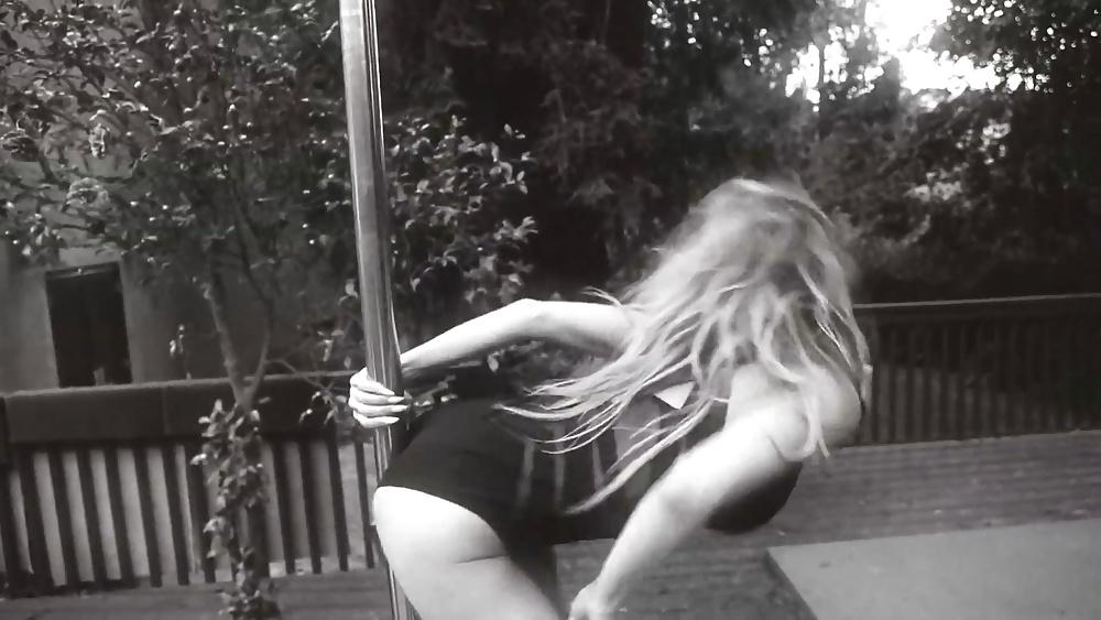 14P Carmen Electra pole dancing