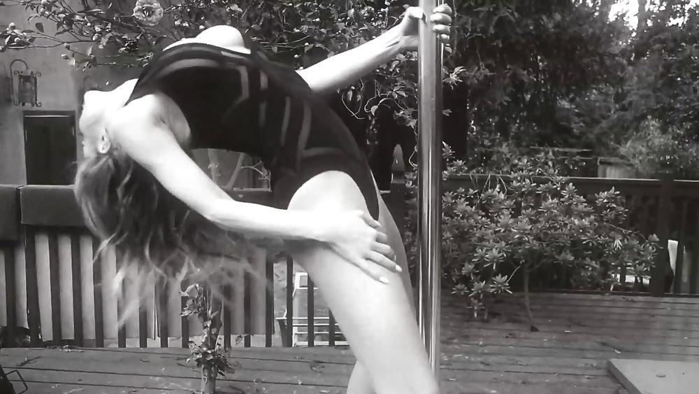 14P Carmen Electra pole dancing