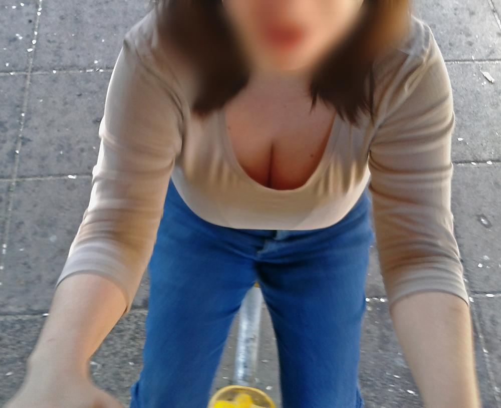 10P Wife cleavage downblouse