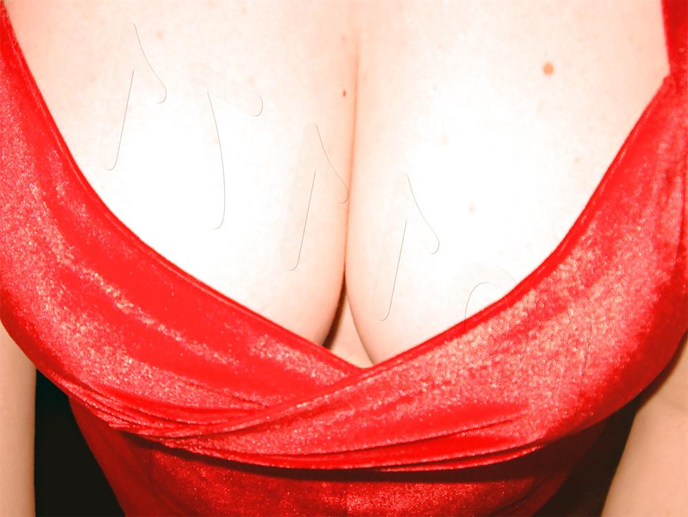 10P Wife cleavage downblouse