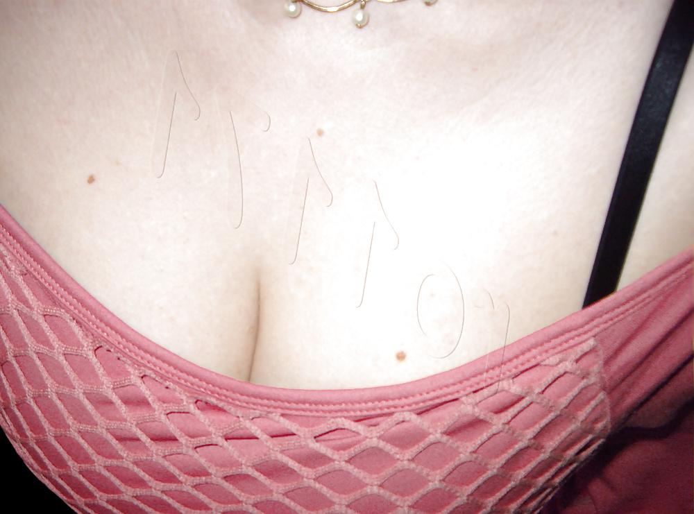10P Wife cleavage downblouse