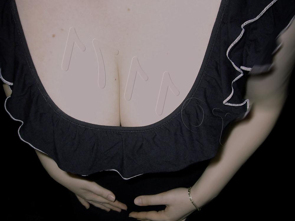 10P Wife cleavage downblouse