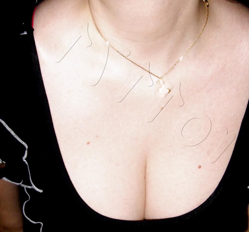 10P Wife cleavage downblouse