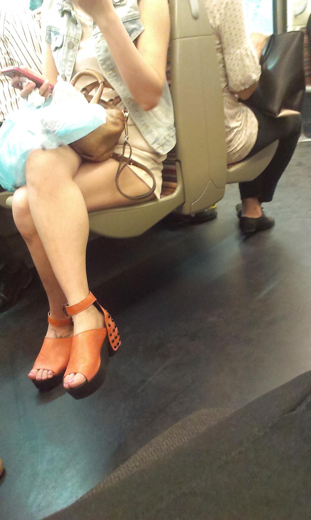12P Voyeur side : asian in subway, teen and milf