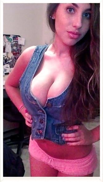 11P Latina with amazing cleavage