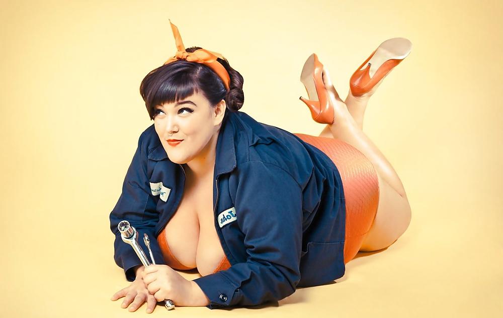 21P Voluptuous Burlesque, Pin-up and Retro Women 11