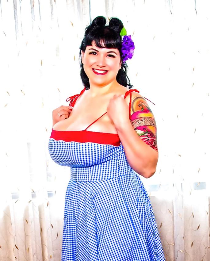 21P Voluptuous Burlesque, Pin-up and Retro Women 11