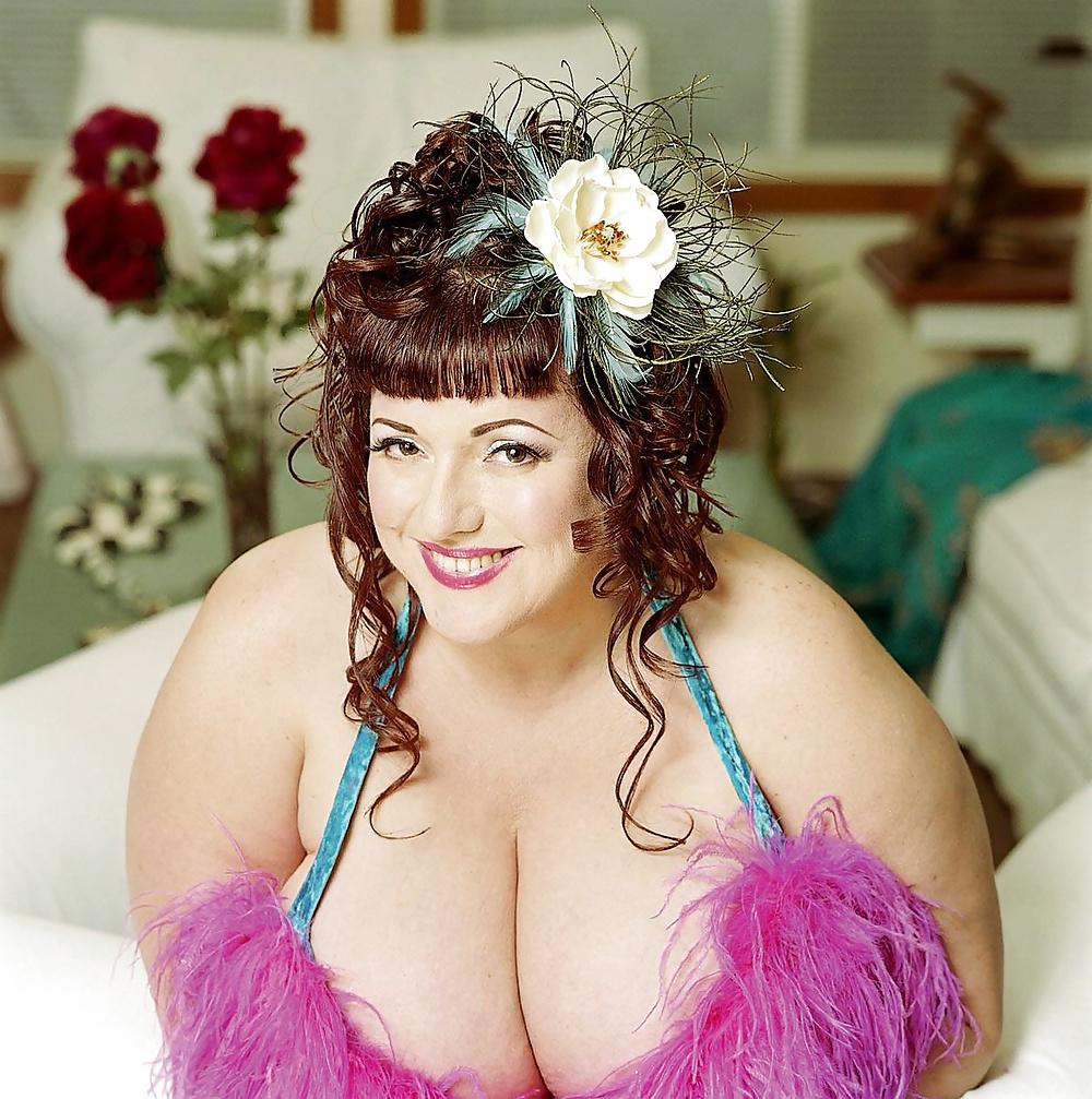 21P Voluptuous Burlesque, Pin-up and Retro Women 11
