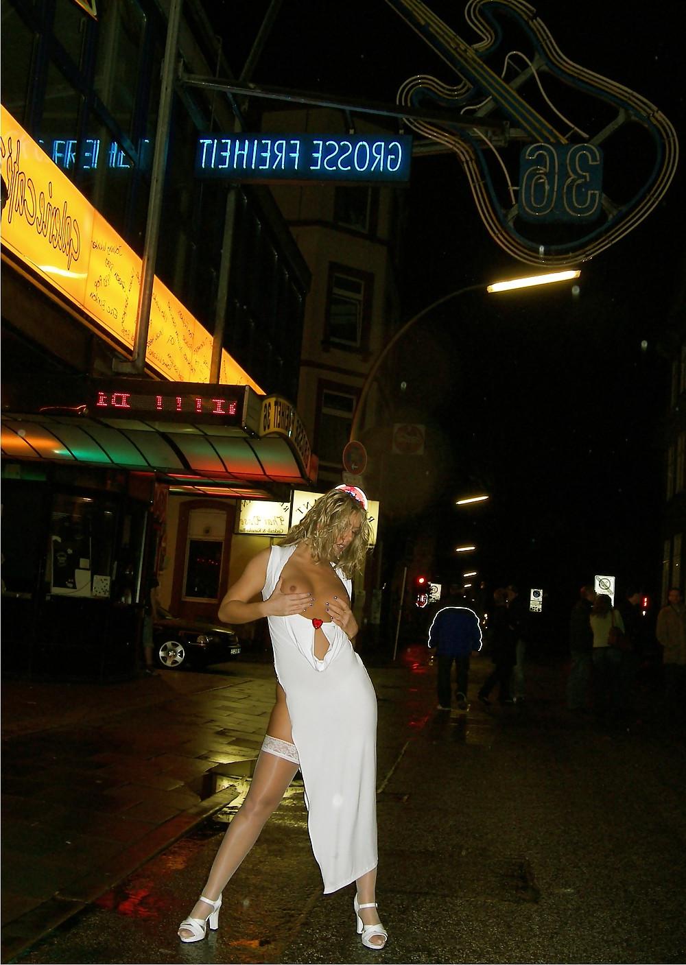 25P Flashing in Public (Reeperbahn)