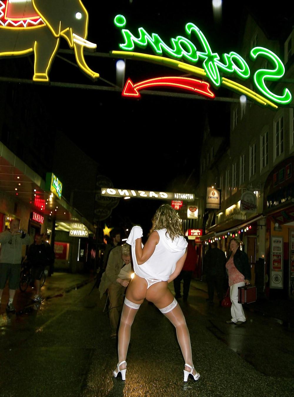 25P Flashing in Public (Reeperbahn)