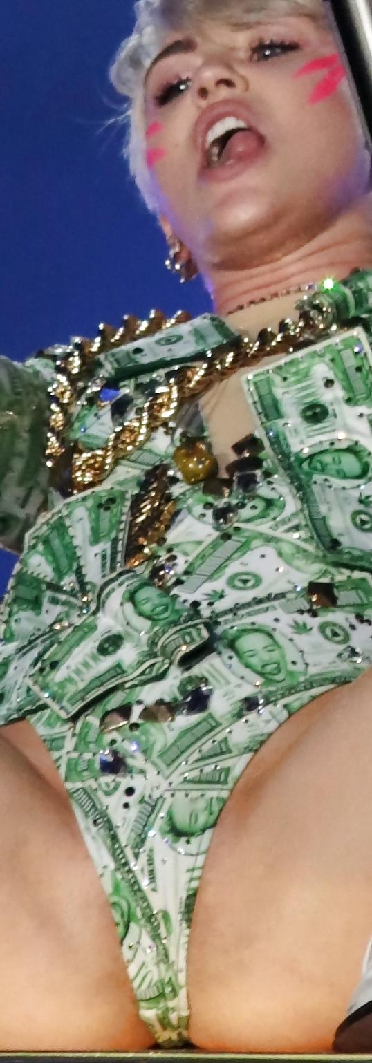 5P Miley Cyrus's Pussy Hair n Lips