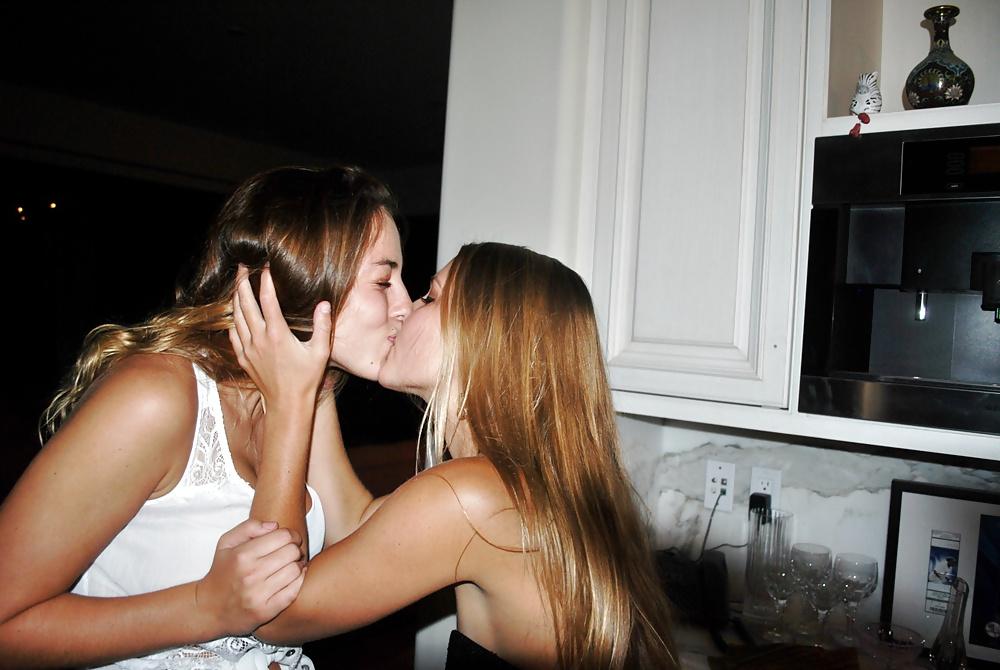 25P Girls kissing girls I love to watch