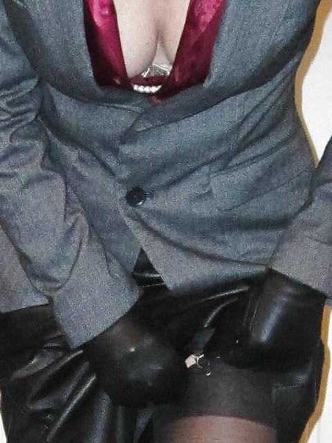 17P Stockings, sussies and a bit of cleavage