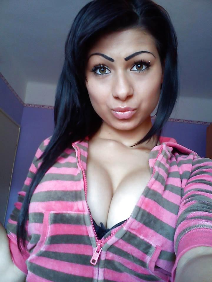 25P Busty Teens Cleavage 4