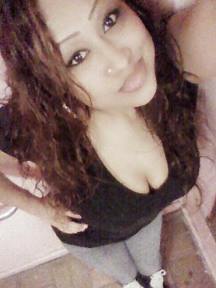 11P Latina milf cleavage