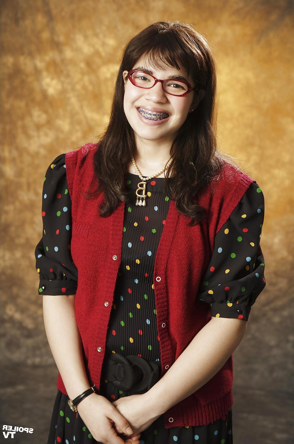 25P Ugly Betty Suarez America Ferrera Pictures