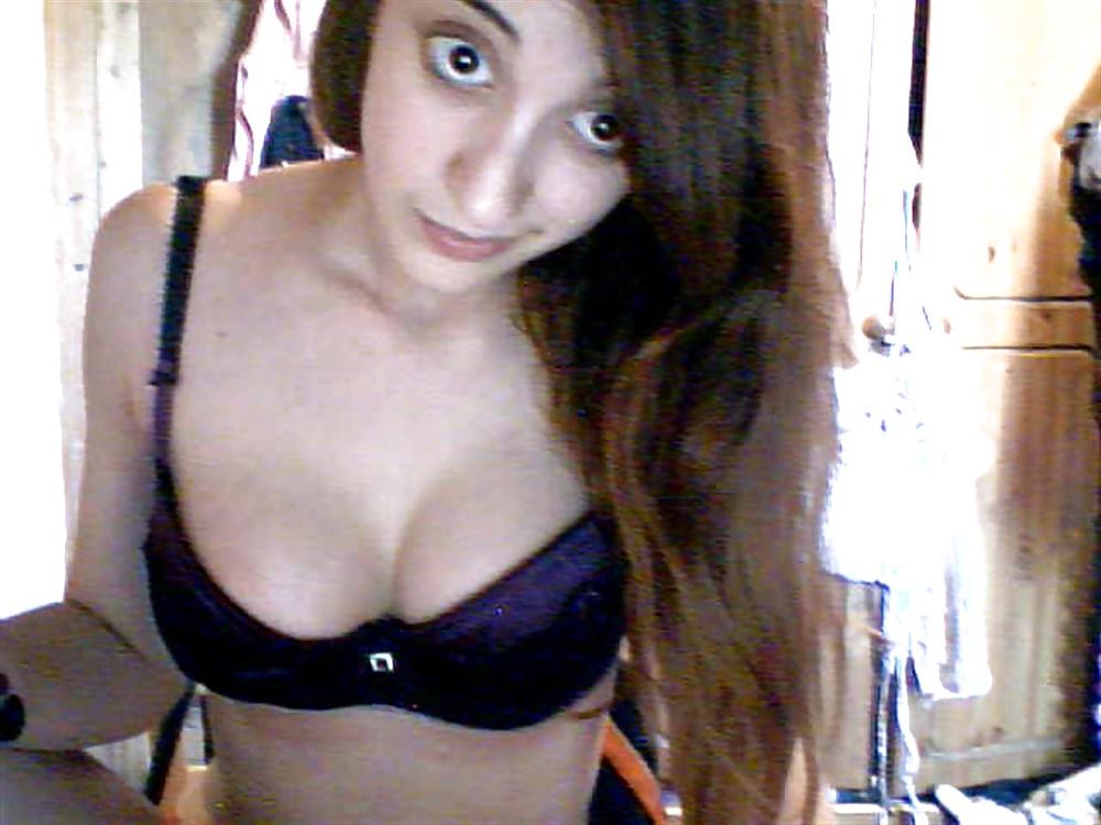 25P Busty nerdy gamer girl topless webcam