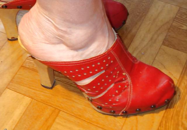 25P Red Clogs I