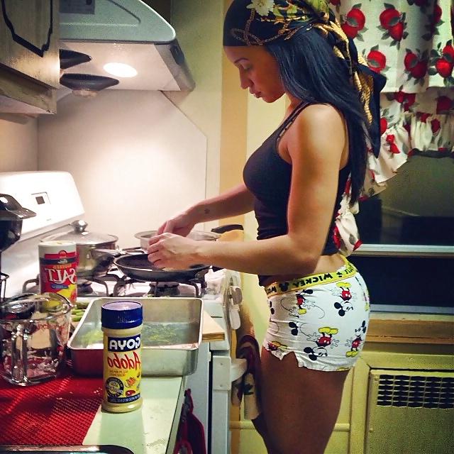 8P ITS JUST SUMTHIN ABOUT ASS IN A KITCHEN 