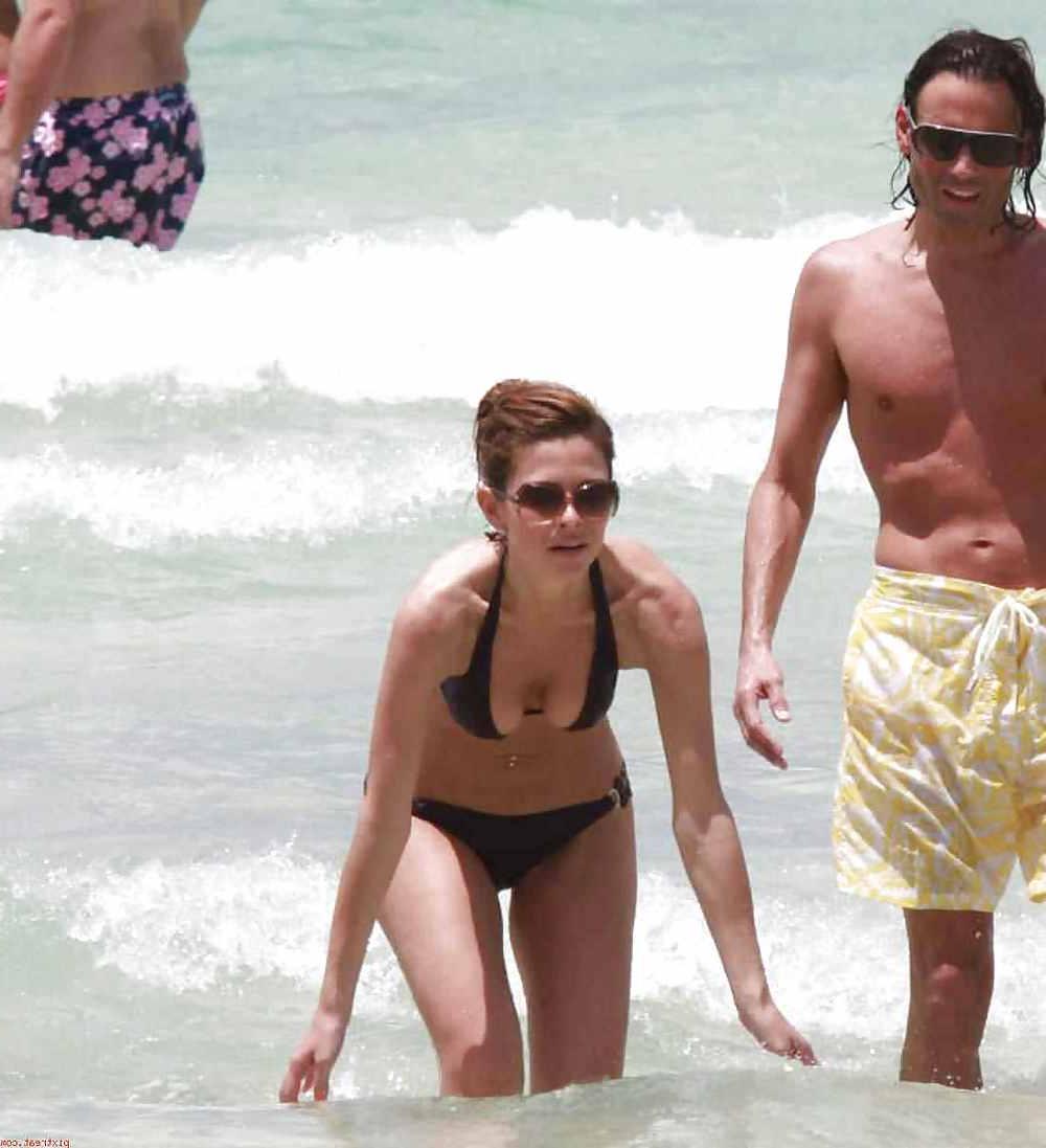 14P Maria Menounos ass slip