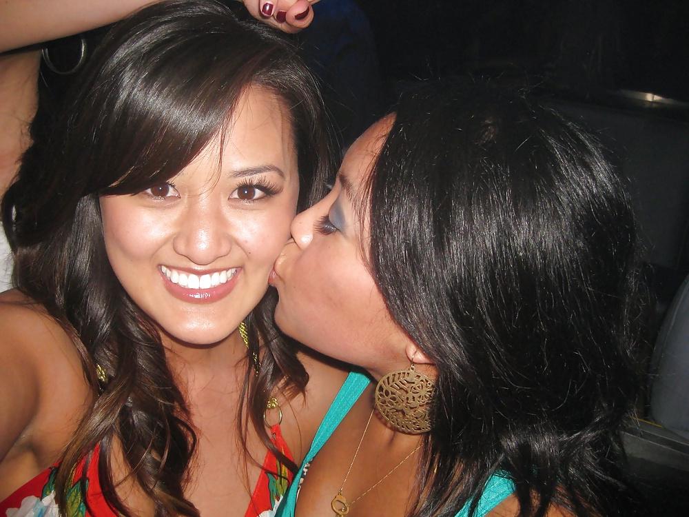 25P Girls Kissing Girls 13