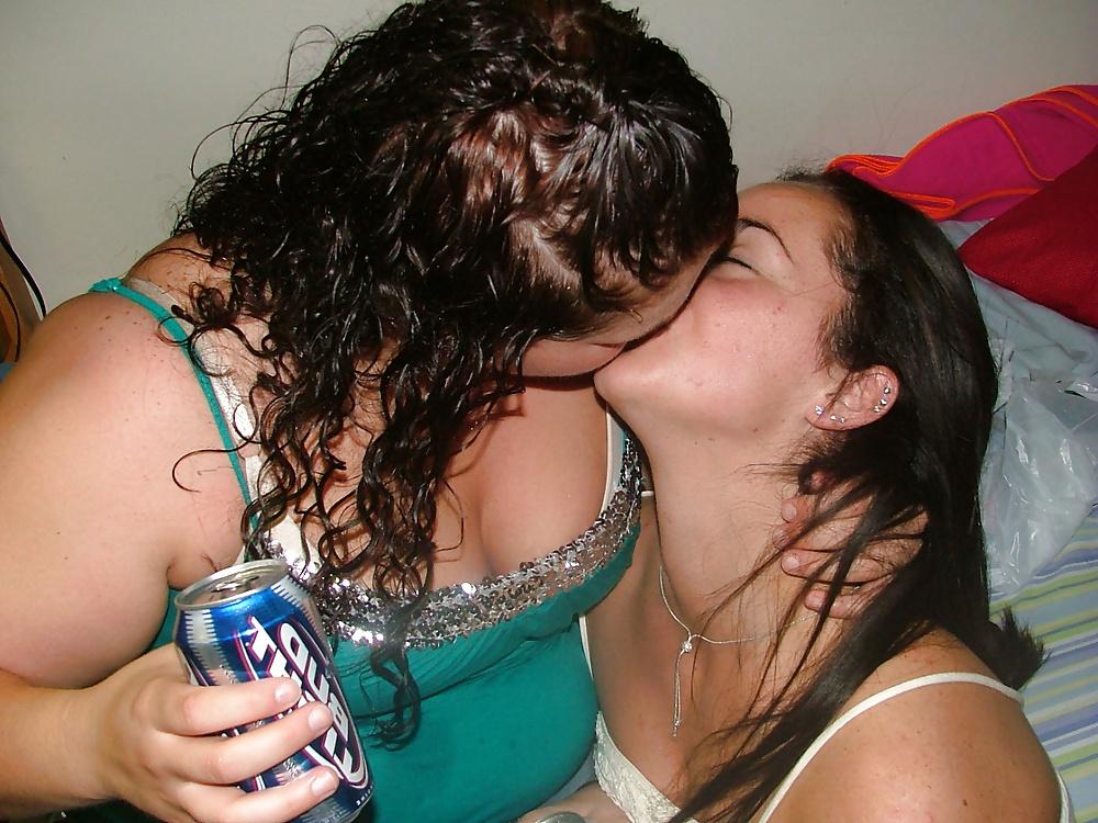 25P Girls Kissing Girls 13