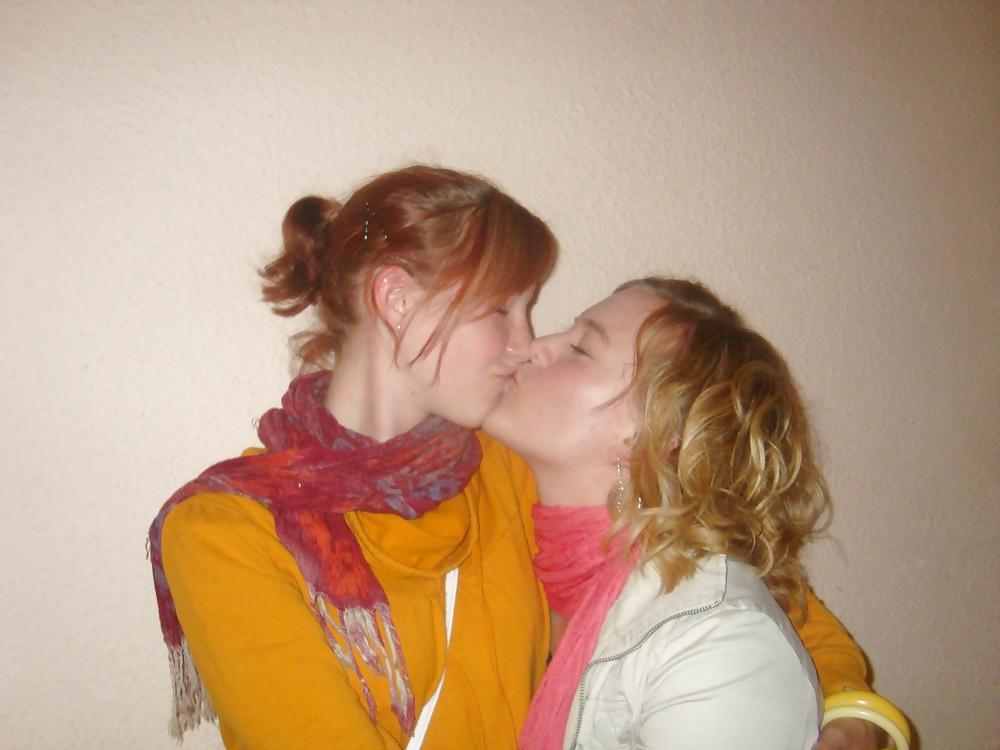 25P Girls Kissing Girls 13