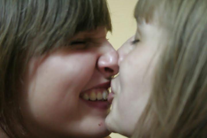 25P Girls Kissing Girls 13