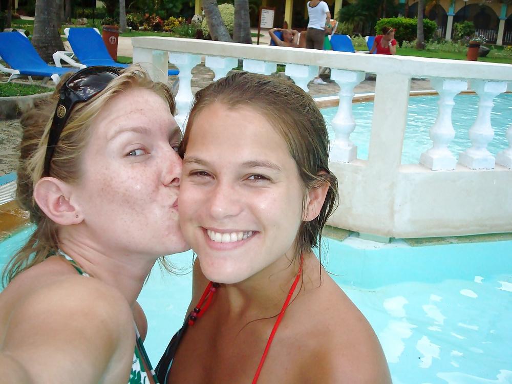 25P Girls Kissing Girls 13