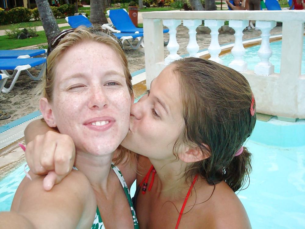 25P Girls Kissing Girls 13