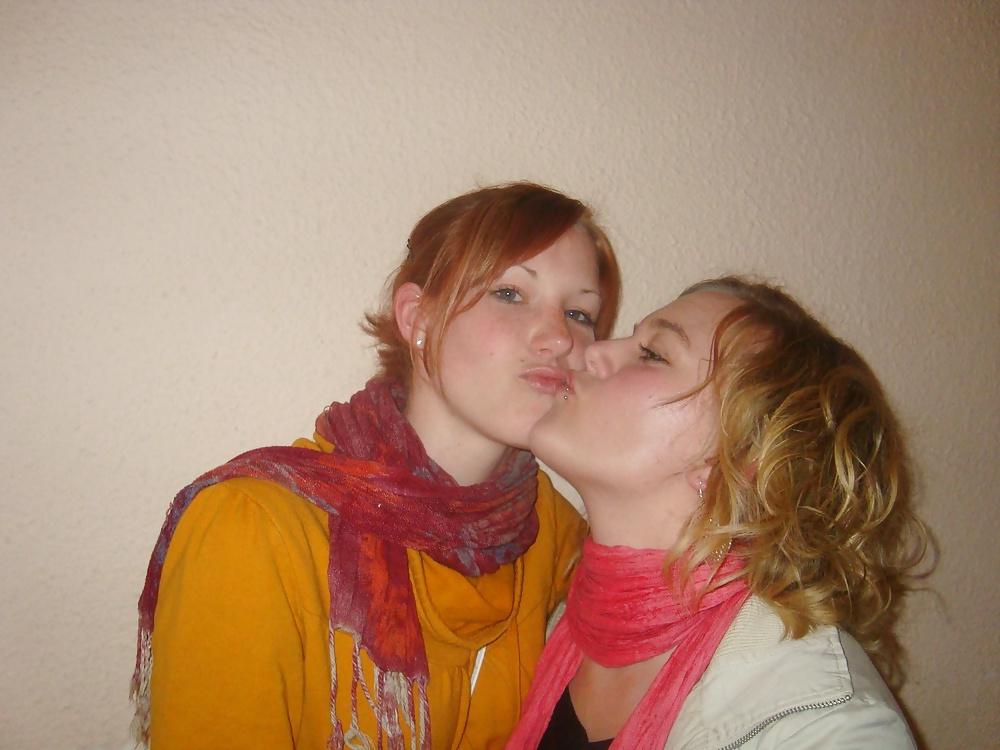 25P Girls Kissing Girls 13