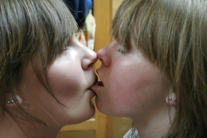 25P Girls Kissing Girls 13