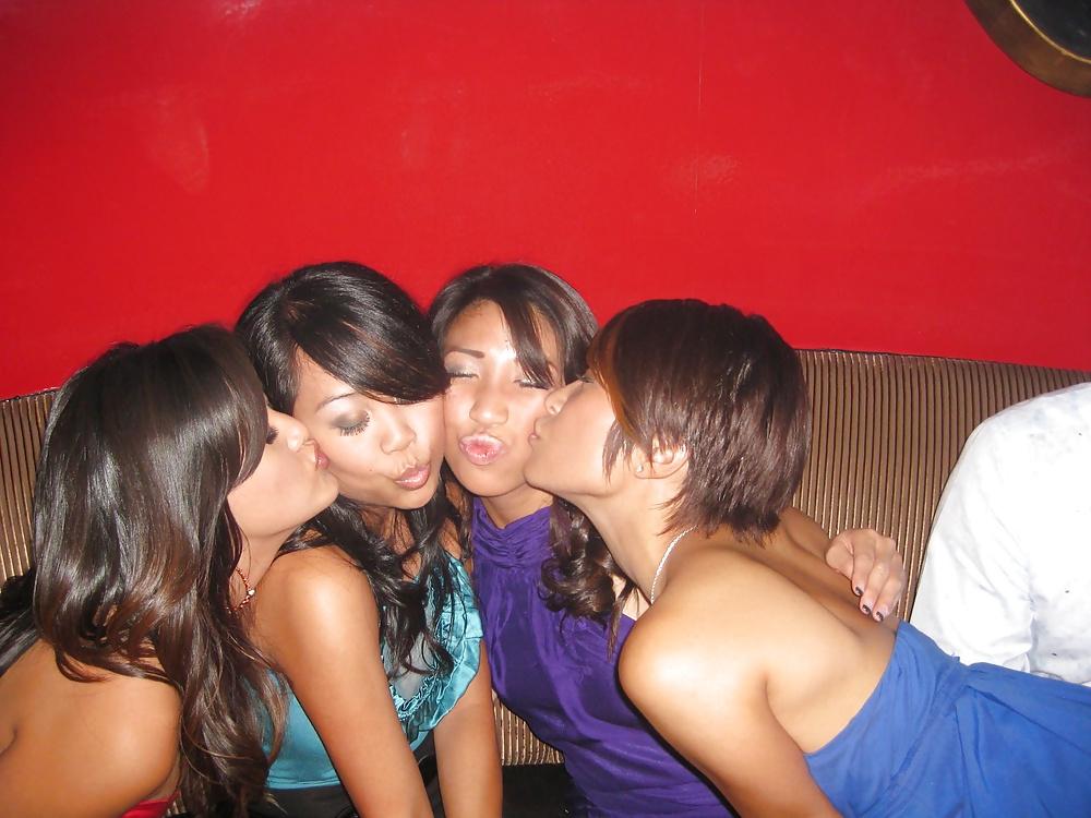 25P Girls Kissing Girls 13