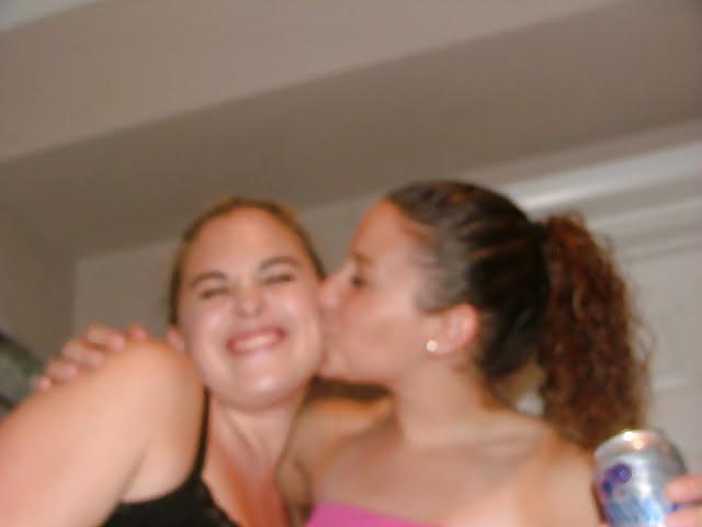 25P Girls Kissing Girls 13