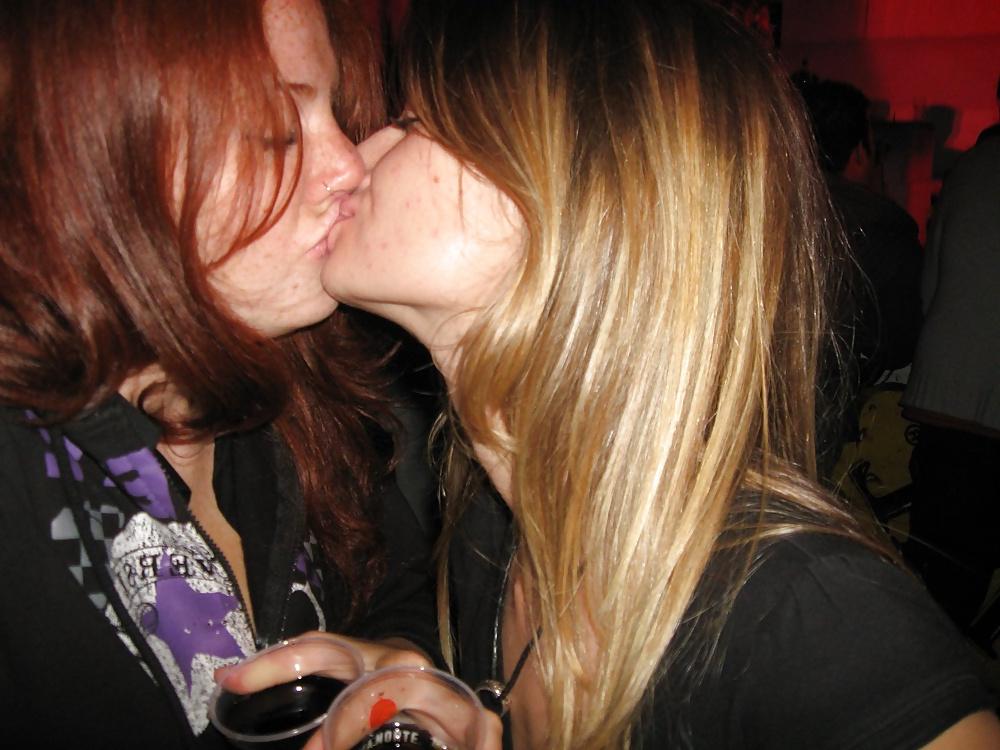 25P Girls Kissing Girls 12