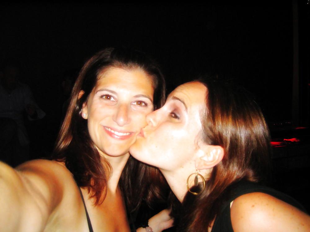 25P Girls Kissing Girls 12
