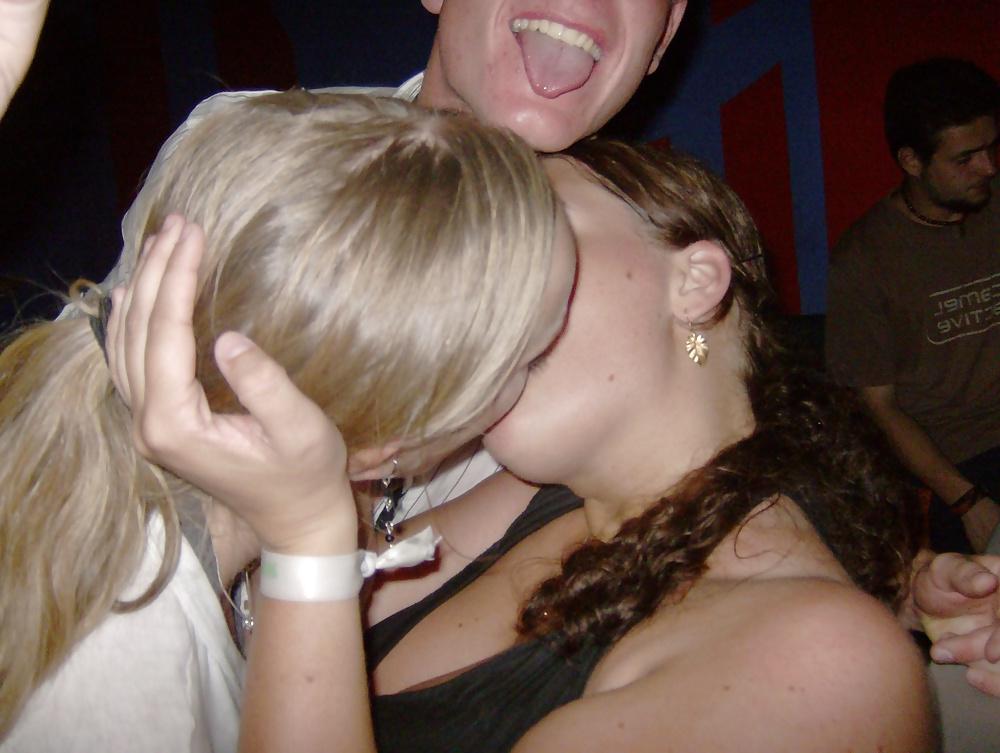 25P Girls Kissing Girls 12