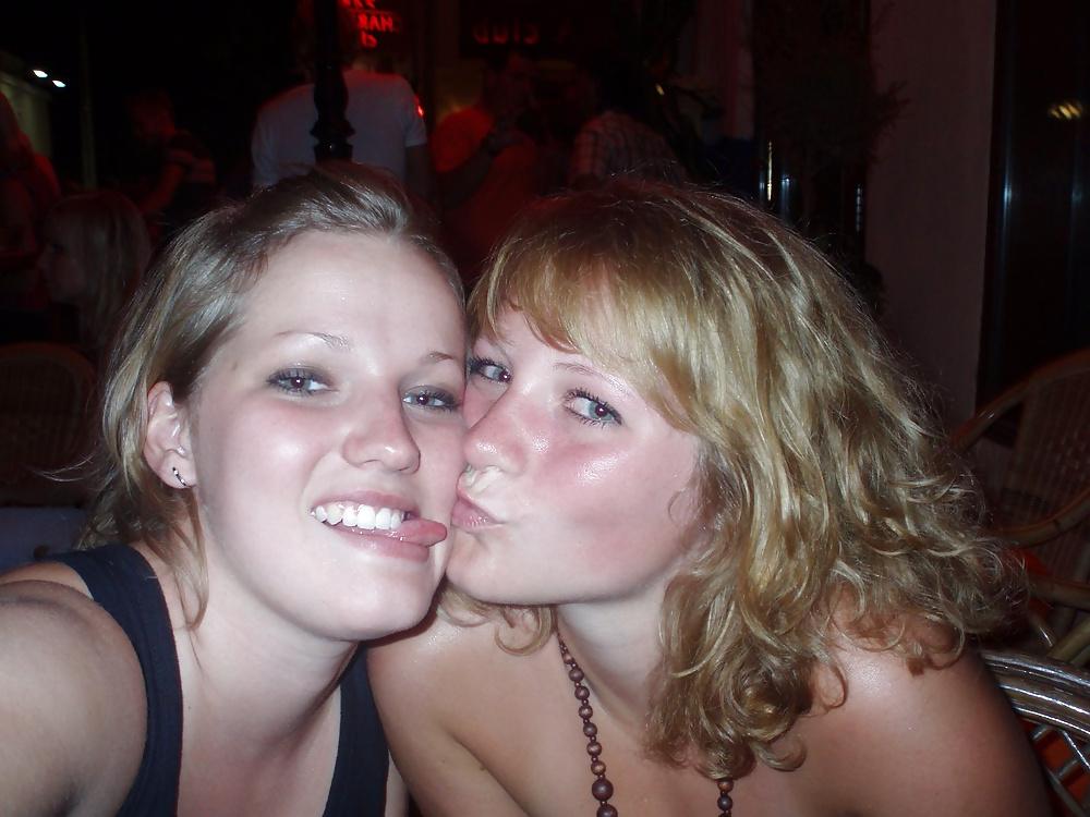 25P Girls Kissing Girls 12