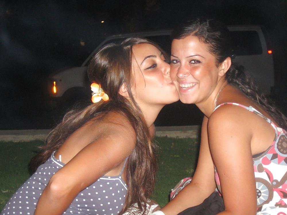 25P Girls Kissing Girls 12
