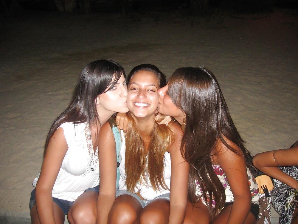 25P Girls Kissing Girls 12